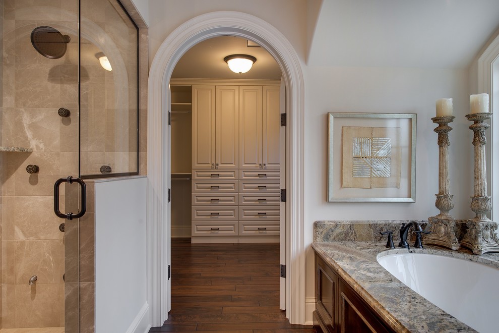 Idéer för ett klassiskt en-suite badrum, med ett undermonterad handfat, vita skåp, marmorbänkskiva, ett undermonterat badkar, en kantlös dusch, vita väggar och mörkt trägolv