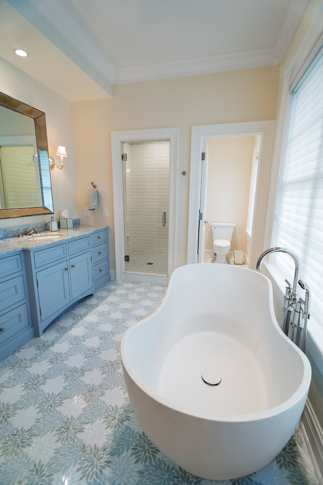 Inspiration för en-suite badrum, med luckor med profilerade fronter och blå skåp