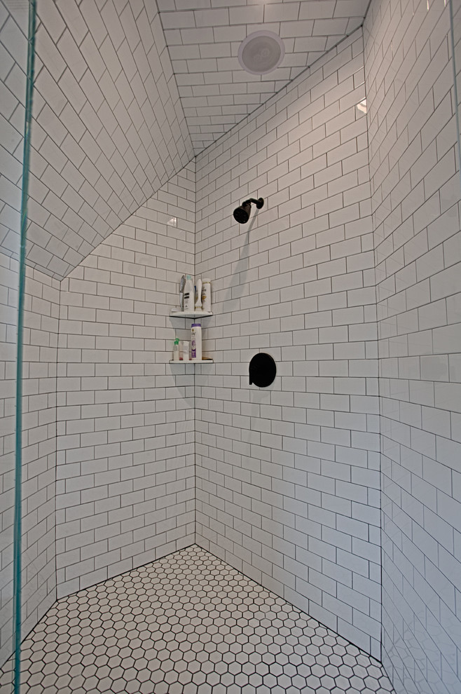 Пример оригинального дизайна: большая главная ванная комната в стиле неоклассика (современная классика) с фасадами с утопленной филенкой, темными деревянными фасадами, душем в нише, унитазом-моноблоком, белой плиткой, плиткой кабанчик, белыми стенами, полом из известняка, врезной раковиной, столешницей из искусственного кварца, черным полом и душем с распашными дверями