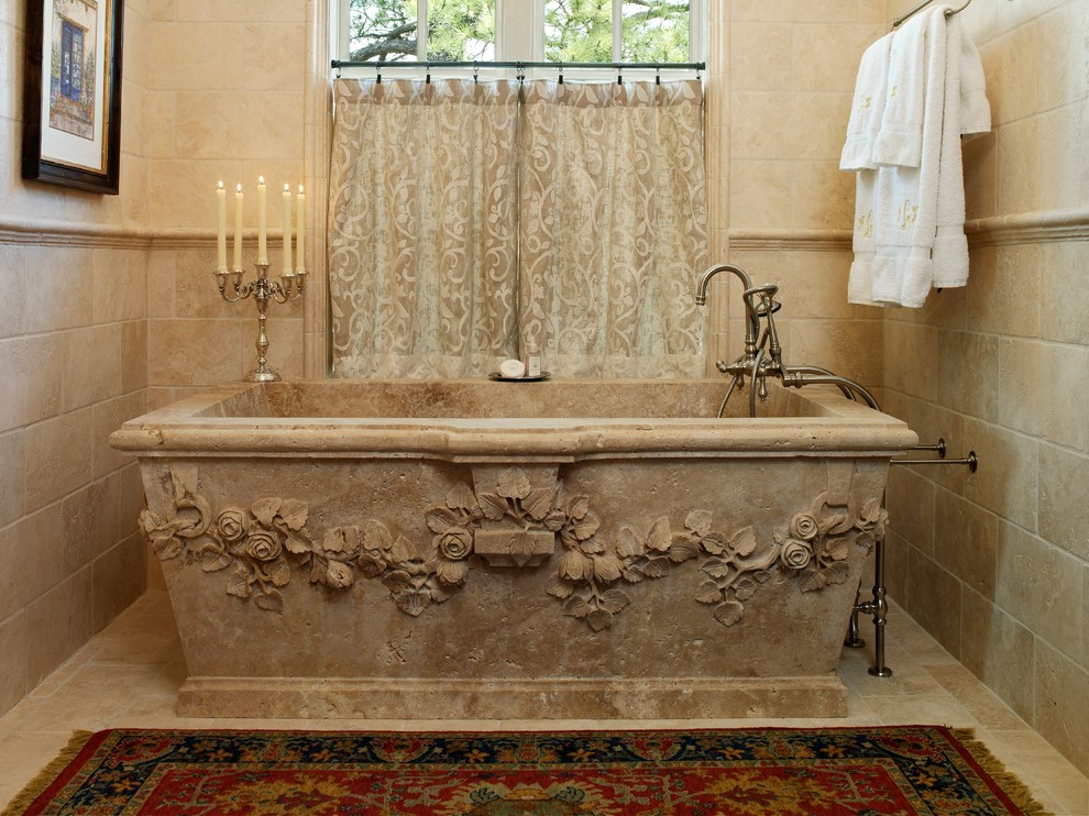 Imagen de cuarto de baño principal tradicional grande con bañera exenta, baldosas y/o azulejos beige, baldosas y/o azulejos de travertino, paredes beige, suelo de travertino y suelo beige