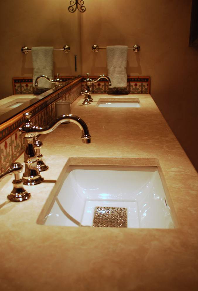 Exempel på ett mellanstort amerikanskt badrum för barn, med luckor med infälld panel, gröna skåp, ett platsbyggt badkar, flerfärgad kakel, keramikplattor, beige väggar, klinkergolv i terrakotta, ett undermonterad handfat och marmorbänkskiva
