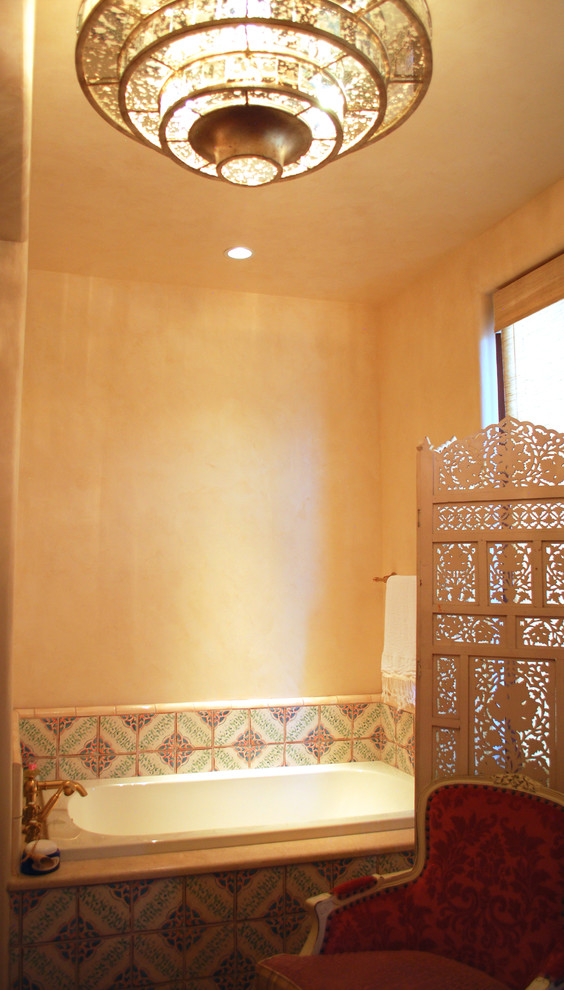 Cette image montre une grande salle de bain principale bohème en bois foncé avec un placard à porte affleurante, un carrelage multicolore, un mur beige, tomettes au sol, un lavabo encastré et un plan de toilette en marbre.
