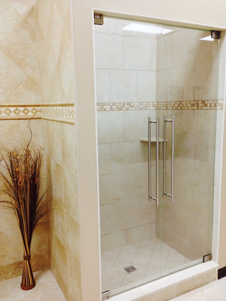 Foto di una stanza da bagno padronale mediterranea di medie dimensioni con doccia alcova, piastrelle beige, piastrelle in gres porcellanato, pareti beige e pavimento in gres porcellanato