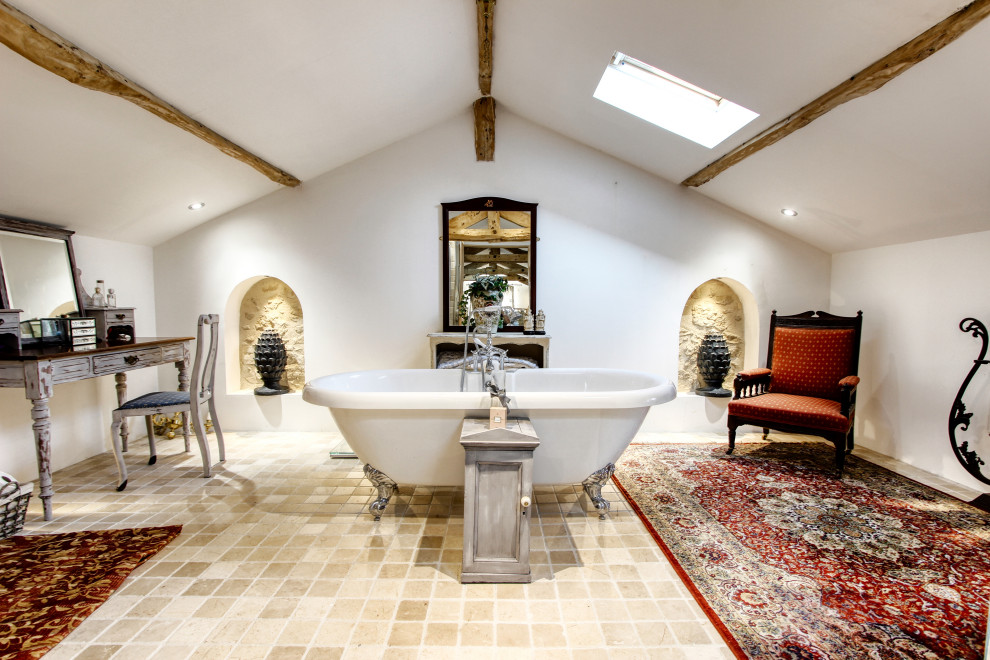 Esempio di una stanza da bagno country con vasca freestanding, pareti bianche, pavimento in travertino e pavimento beige