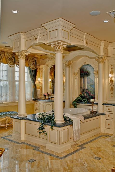Cette photo montre une salle de bain principale victorienne de taille moyenne avec un placard avec porte à panneau surélevé, des portes de placard beiges, une baignoire posée, un mur beige, un sol en travertin, un plan de toilette en granite et un sol beige.