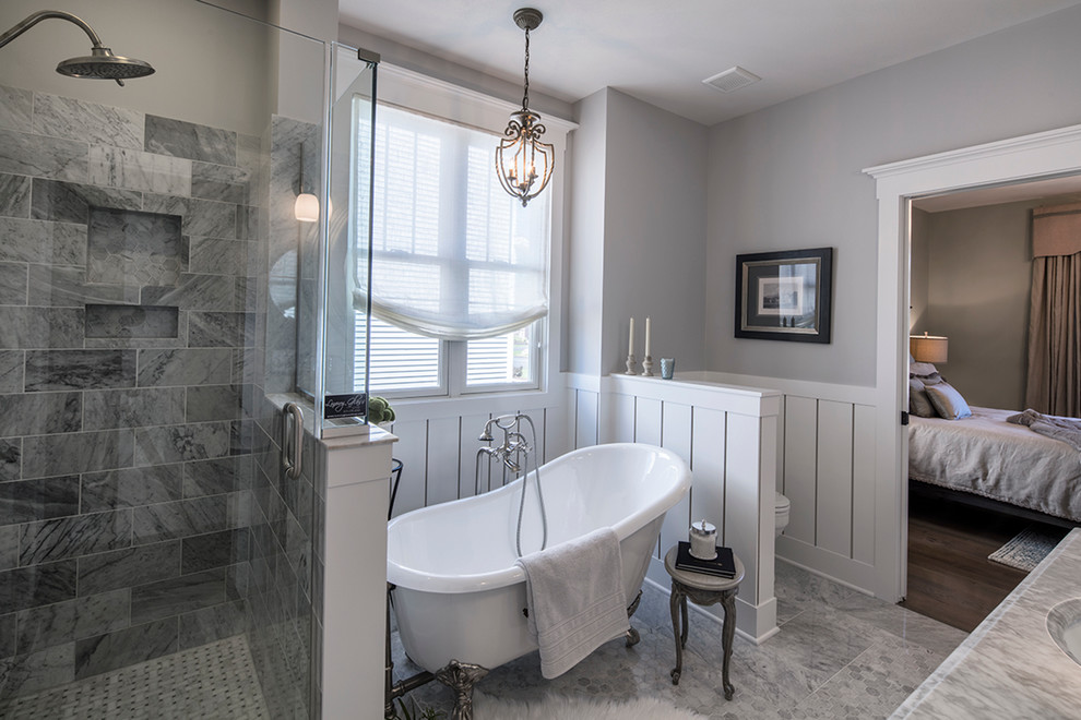 Foto på ett mellanstort vintage en-suite badrum, med ett badkar med tassar, en hörndusch, grå kakel, stenkakel, grå väggar, marmorgolv och dusch med gångjärnsdörr