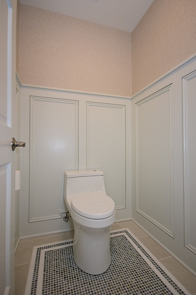 Exemple d'un grand WC et toilettes chic avec un lavabo encastré, un placard à porte affleurante, des portes de placard grises, un plan de toilette en marbre, WC à poser, un carrelage beige, mosaïque, un mur beige et un sol en carrelage de porcelaine.