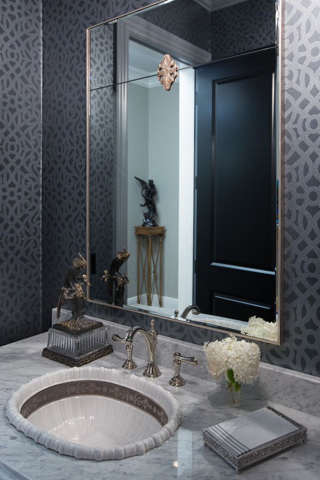 Источник вдохновения для домашнего уюта: ванная комната в стиле неоклассика (современная классика) с накладной раковиной, мраморной столешницей, синей плиткой, душевой кабиной и черными стенами