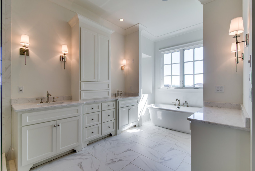 На фото: большая главная ванная комната в стиле фьюжн с фасадами в стиле шейкер и белыми фасадами