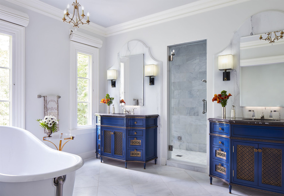 Esempio di una stanza da bagno mediterranea con ante blu, pareti grigie, lavabo sottopiano, pavimento grigio, top nero e ante con riquadro incassato