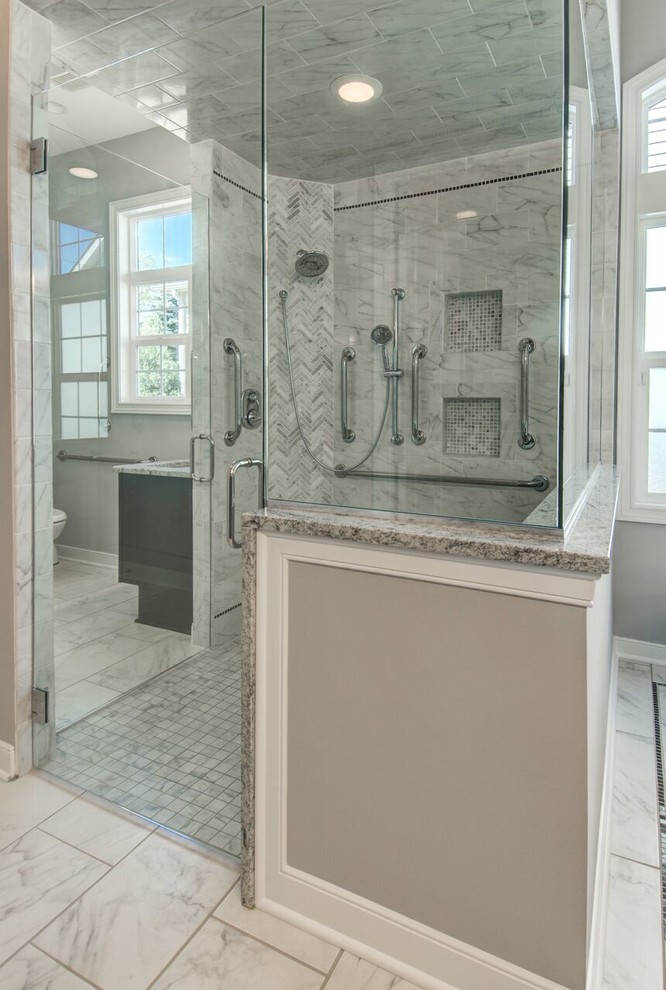 Aménagement d'une grande salle de bain principale classique en bois foncé avec un placard avec porte à panneau encastré, une baignoire indépendante, une douche d'angle, un carrelage multicolore, des dalles de pierre, un mur gris, un sol en marbre, un lavabo encastré et un plan de toilette en granite.