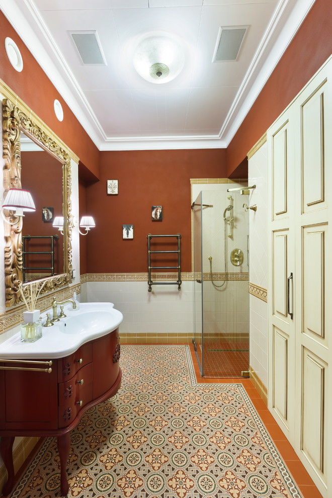На фото: маленькая ванная комната в классическом стиле с монолитной раковиной, угловым душем, керамической плиткой, полом из мозаичной плитки, душевой кабиной, белой плиткой, разноцветной плиткой, коричневыми стенами, темными деревянными фасадами и плоскими фасадами для на участке и в саду с