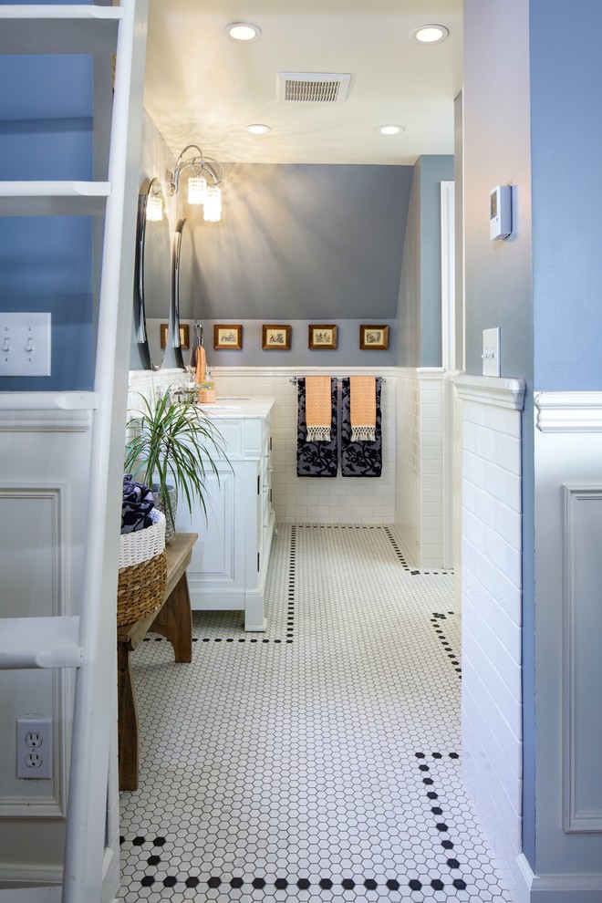 Источник вдохновения для домашнего уюта: главная ванная комната среднего размера в стиле неоклассика (современная классика) с фасадами с выступающей филенкой, белыми фасадами, душем в нише, унитазом-моноблоком, белой плиткой, керамической плиткой, синими стенами, полом из керамической плитки, врезной раковиной, мраморной столешницей, белым полом и душем с распашными дверями