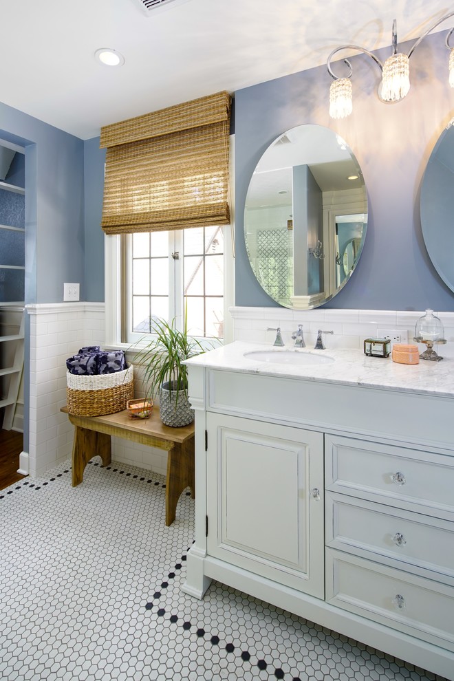 На фото: главная ванная комната среднего размера в стиле неоклассика (современная классика) с фасадами с выступающей филенкой, белыми фасадами, душем в нише, унитазом-моноблоком, белой плиткой, керамической плиткой, синими стенами, полом из керамической плитки, врезной раковиной, мраморной столешницей, белым полом и душем с распашными дверями с