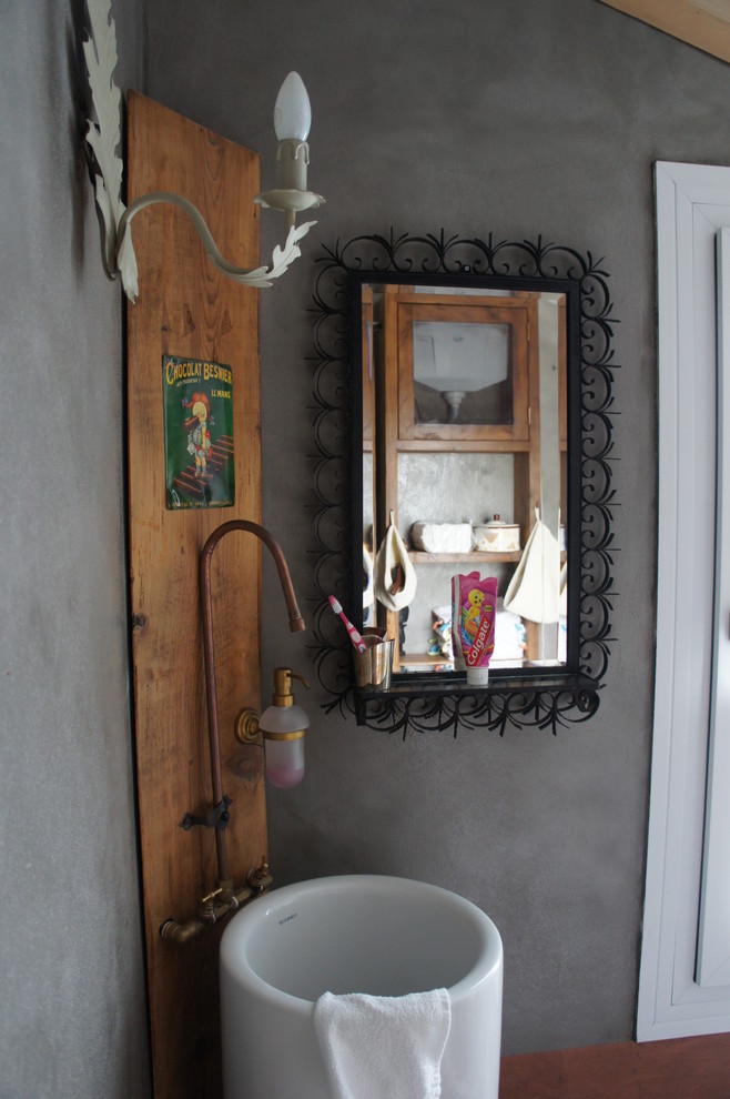 На фото: ванная комната в стиле фьюжн с настольной раковиной и серыми стенами