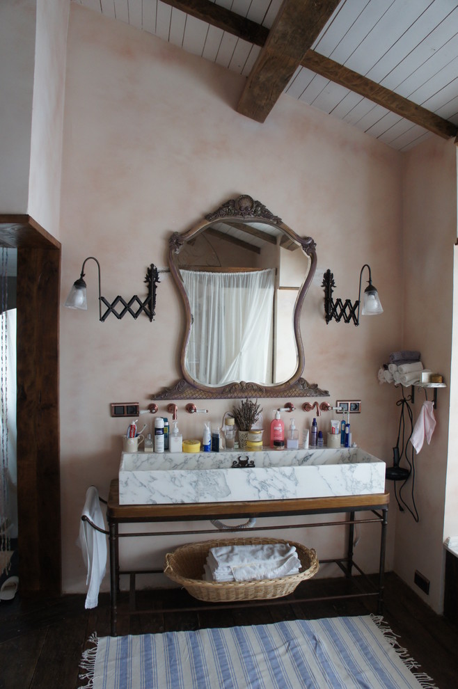 Bild på ett eklektiskt badrum, med ett avlångt handfat, beige väggar och mörkt trägolv