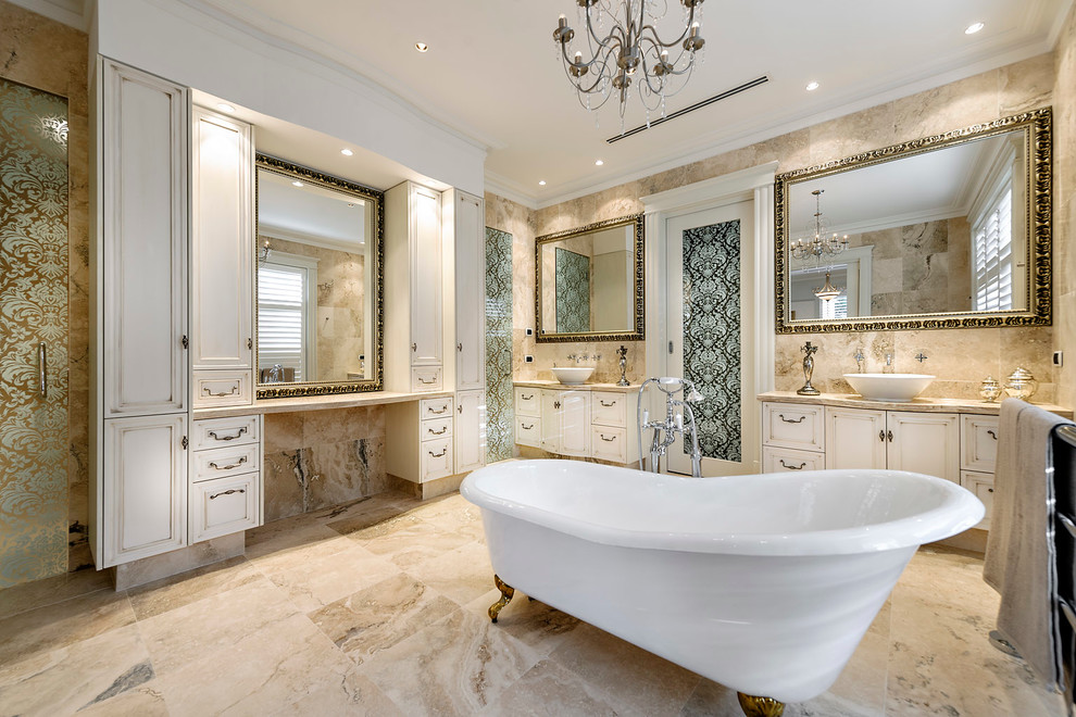 Ejemplo de cuarto de baño tradicional con lavabo sobreencimera, bañera con patas, suelo beige y encimeras beige