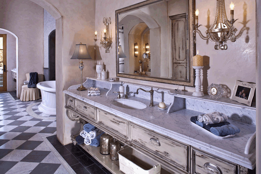 Idées déco pour une grande salle de bain principale classique en bois vieilli avec un placard en trompe-l'oeil, une baignoire indépendante, un mur beige, un sol en marbre, un lavabo encastré, un plan de toilette en marbre et un sol multicolore.