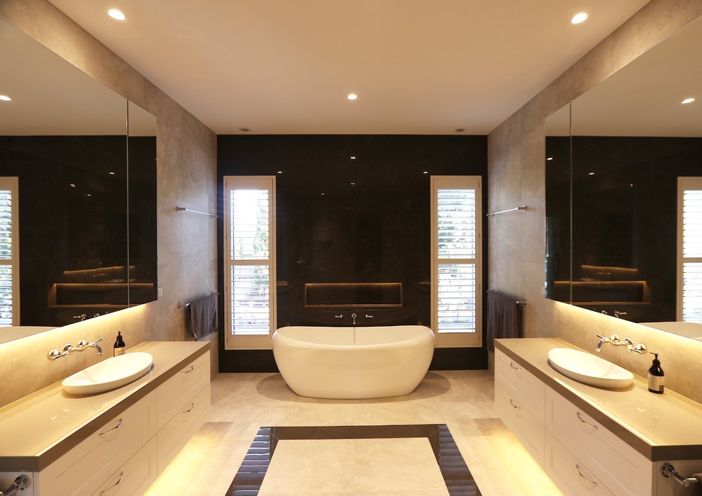 Стильный дизайн: большая ванная комната в классическом стиле с фасадами в стиле шейкер, белыми фасадами, отдельно стоящей ванной, открытым душем, душевой кабиной, накладной раковиной и открытым душем - последний тренд