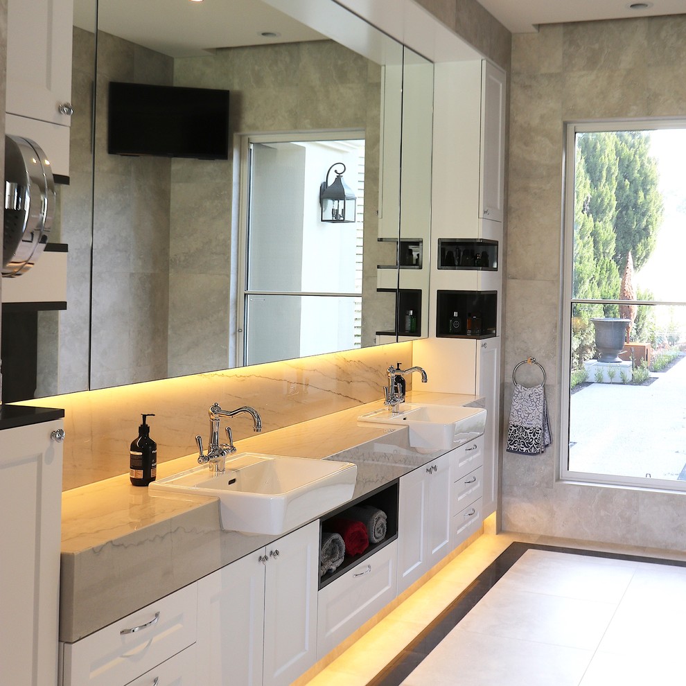 Стильный дизайн: большая ванная комната в классическом стиле с фасадами в стиле шейкер, белыми фасадами, отдельно стоящей ванной, открытым душем, душевой кабиной, накладной раковиной и открытым душем - последний тренд