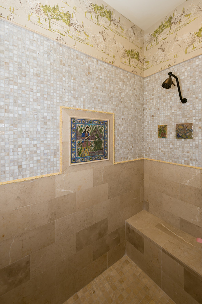 На фото: ванная комната в средиземноморском стиле с душем в нише