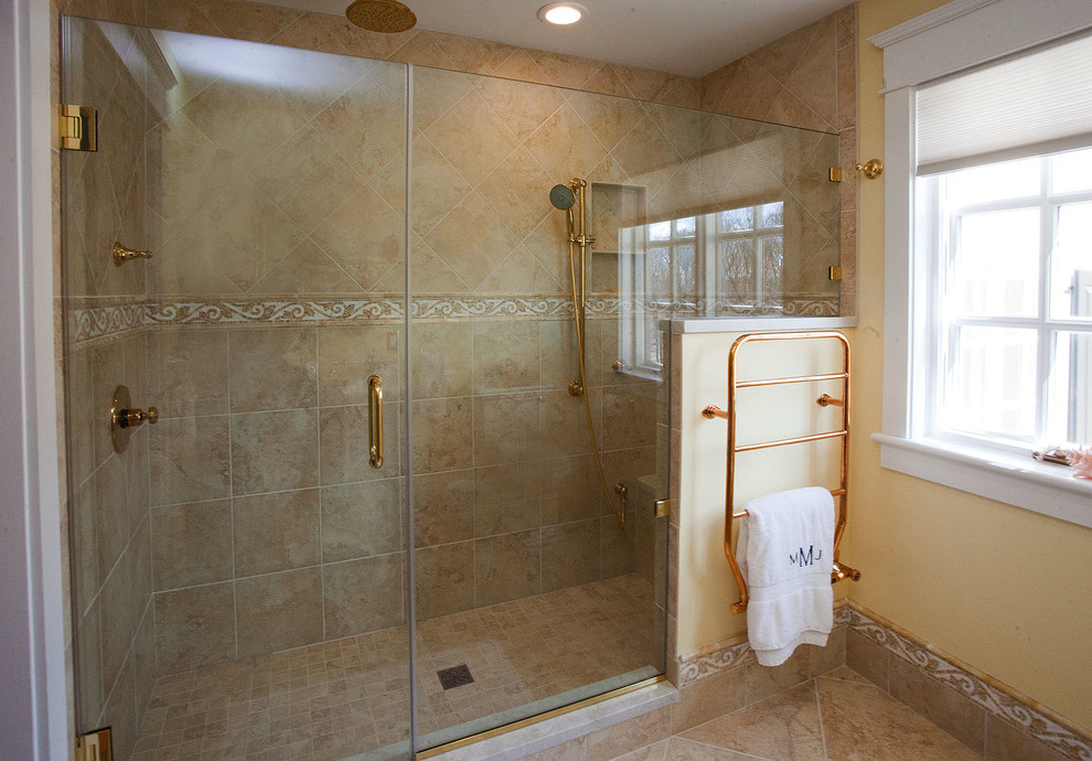 Пример оригинального дизайна: большая ванная комната в классическом стиле с фасадами островного типа, темными деревянными фасадами, душем в нише, бежевой плиткой, желтыми стенами, полом из керамогранита, душевой кабиной, врезной раковиной и столешницей из гранита
