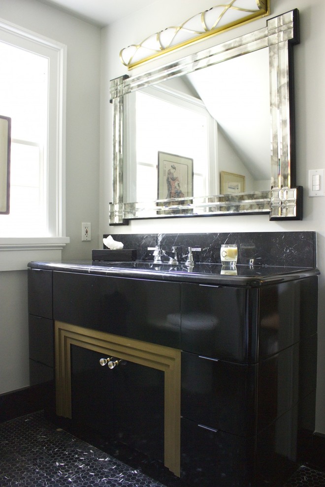 Aménagement d'une salle de bain contemporaine avec un placard en trompe-l'oeil, des portes de placard noires, un carrelage noir, un carrelage gris, un carrelage blanc, un carrelage de pierre, un mur blanc et un plan de toilette en marbre.