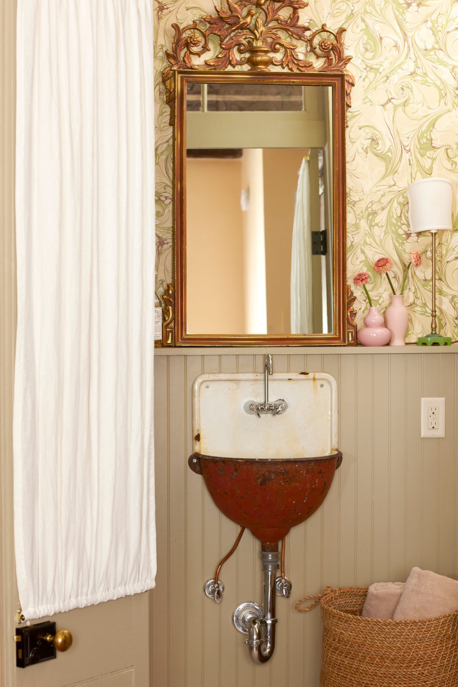 Inspiration för shabby chic-inspirerade badrum, med ett väggmonterat handfat och flerfärgade väggar