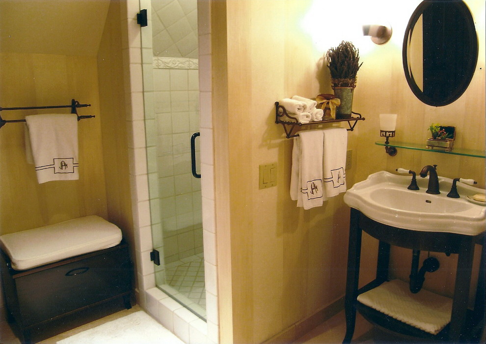 Kleines Klassisches Duschbad mit Sockelwaschbecken, verzierten Schränken, dunklen Holzschränken, Duschnische, Toilette mit Aufsatzspülkasten, weißen Fliesen, bunten Wänden und Travertin in Boise