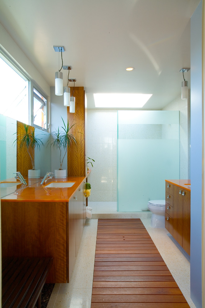 Mittelgroßes Modernes Badezimmer En Suite mit verzierten Schränken, dunklen Holzschränken, offener Dusche, Toilette mit Aufsatzspülkasten, weißer Wandfarbe und dunklem Holzboden in Los Angeles
