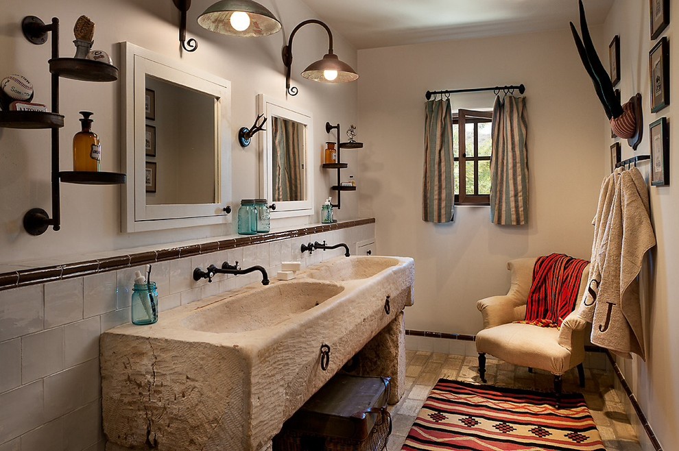 Стильный дизайн: ванная комната в средиземноморском стиле с монолитной раковиной, столешницей из дерева, белой плиткой и белыми стенами - последний тренд