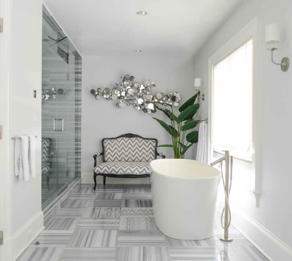 Foto de cuarto de baño tradicional renovado con baldosas y/o azulejos grises