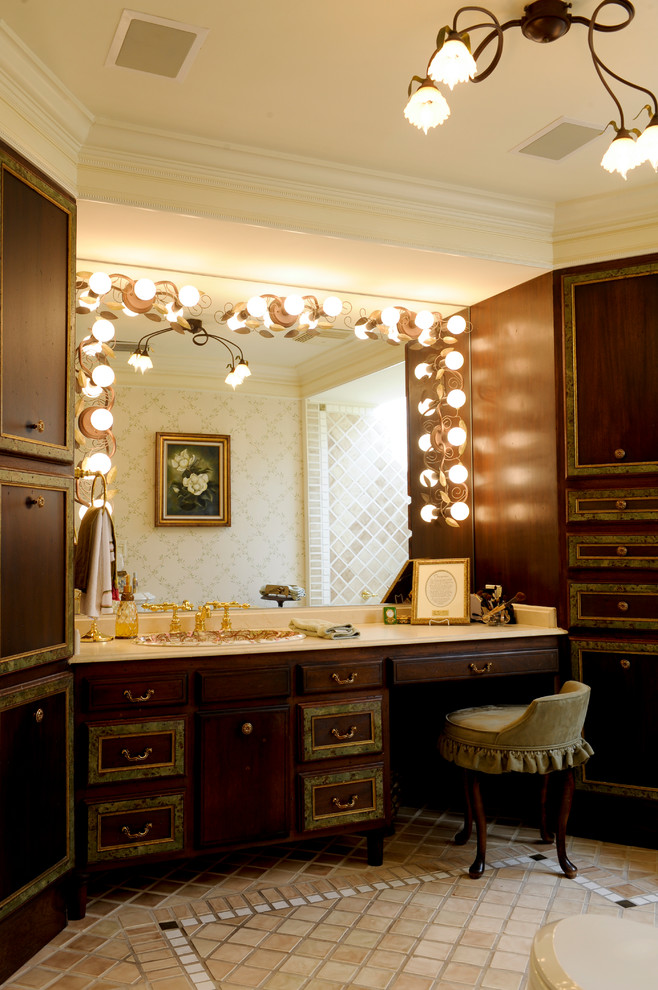 Inspiration för ett stort en-suite badrum, med ett nedsänkt handfat, en jacuzzi, en toalettstol med separat cisternkåpa, beige kakel, mosaik, beige väggar och mosaikgolv