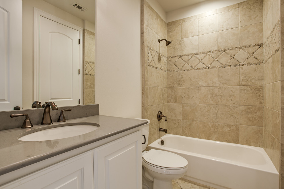 Exemple d'une petite douche en alcôve principale chic avec un lavabo encastré, un placard avec porte à panneau surélevé, des portes de placard blanches, un plan de toilette en granite, une baignoire posée, WC à poser, un carrelage beige et un mur beige.