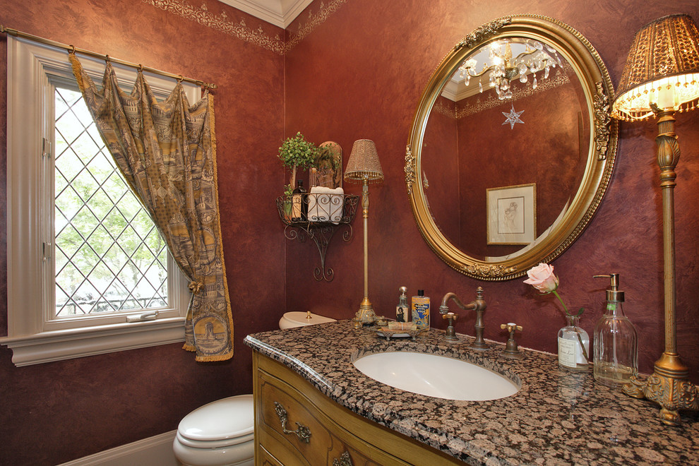 Idéer för små vintage brunt badrum med dusch, med bruna skåp, ett badkar med tassar, mörkt trägolv, ett undermonterad handfat, möbel-liknande, röda väggar och granitbänkskiva