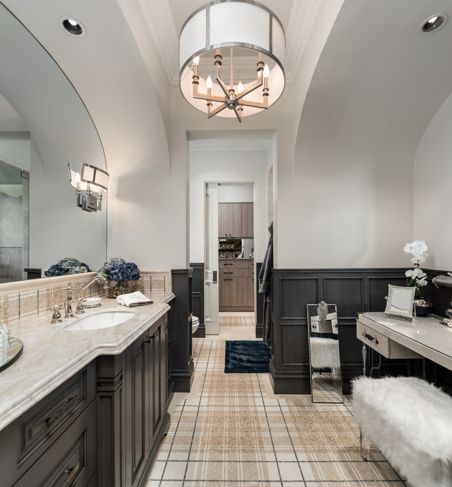 Стильный дизайн: огромная главная ванная комната с фасадами островного типа, серыми фасадами, отдельно стоящей ванной, душем в нише, унитазом-моноблоком, разноцветной плиткой, керамогранитной плиткой, белыми стенами, полом из керамогранита, накладной раковиной, мраморной столешницей, разноцветным полом, душем с распашными дверями, разноцветной столешницей, тумбой под одну раковину и встроенной тумбой - последний тренд