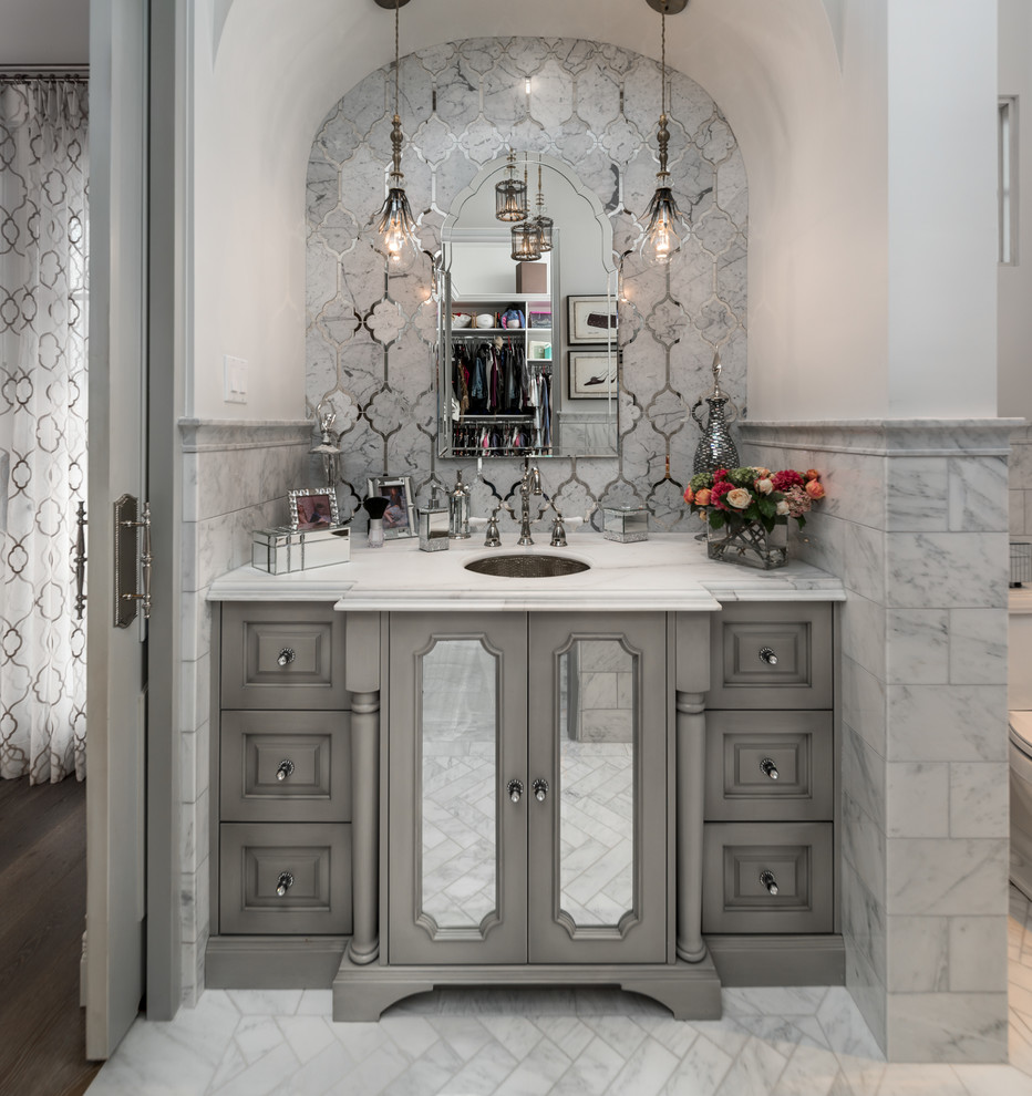 Inspiration för ett mycket stort medelhavsstil flerfärgad flerfärgat en-suite badrum, med luckor med infälld panel, grå skåp, ett fristående badkar, en dusch i en alkov, en toalettstol med hel cisternkåpa, vit kakel, porslinskakel, grå väggar, marmorgolv, ett undermonterad handfat, marmorbänkskiva, vitt golv och med dusch som är öppen