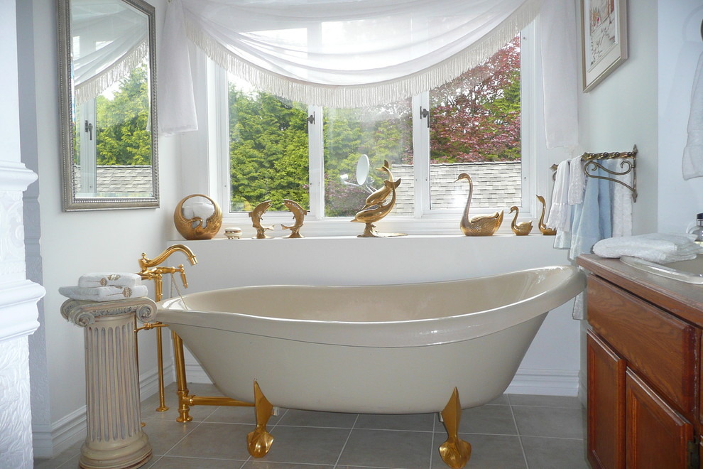 Esempio di una stanza da bagno tradizionale con vasca con piedi a zampa di leone