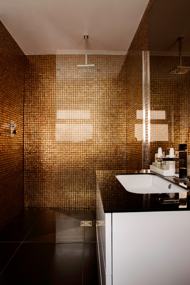 Modernes Badezimmer mit Unterbauwaschbecken, flächenbündigen Schrankfronten, weißen Schränken, Mosaikfliesen, oranger Wandfarbe, bodengleicher Dusche und braunen Fliesen in Surrey