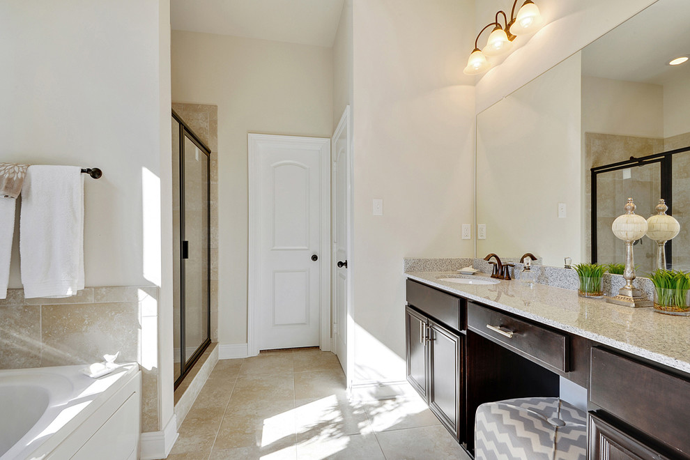 Пример оригинального дизайна: большая главная ванная комната в современном стиле с фасадами с утопленной филенкой, темными деревянными фасадами, ванной в нише, душем в нише, раздельным унитазом, разноцветной плиткой, бежевыми стенами, врезной раковиной, столешницей из гранита, керамической плиткой и полом из керамической плитки