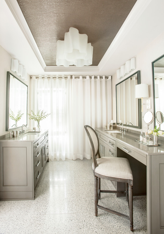 На фото: главная ванная комната среднего размера в классическом стиле с врезной раковиной, серыми фасадами, коричневой плиткой, плиткой мозаикой и белыми стенами