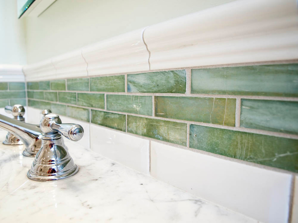 Exempel på ett litet klassiskt badrum med dusch, med ett undermonterad handfat, skåp i shakerstil, vita skåp, marmorbänkskiva, ett badkar i en alkov, en dusch/badkar-kombination, en toalettstol med hel cisternkåpa, vit kakel, tunnelbanekakel, gröna väggar och klinkergolv i porslin