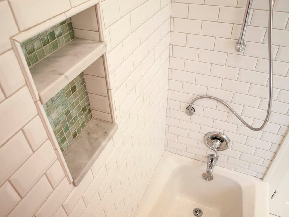 Пример оригинального дизайна: маленькая ванная комната в классическом стиле с врезной раковиной, фасадами в стиле шейкер, белыми фасадами, мраморной столешницей, ванной в нише, душем над ванной, унитазом-моноблоком, белой плиткой, плиткой кабанчик, зелеными стенами, полом из керамогранита и душевой кабиной для на участке и в саду