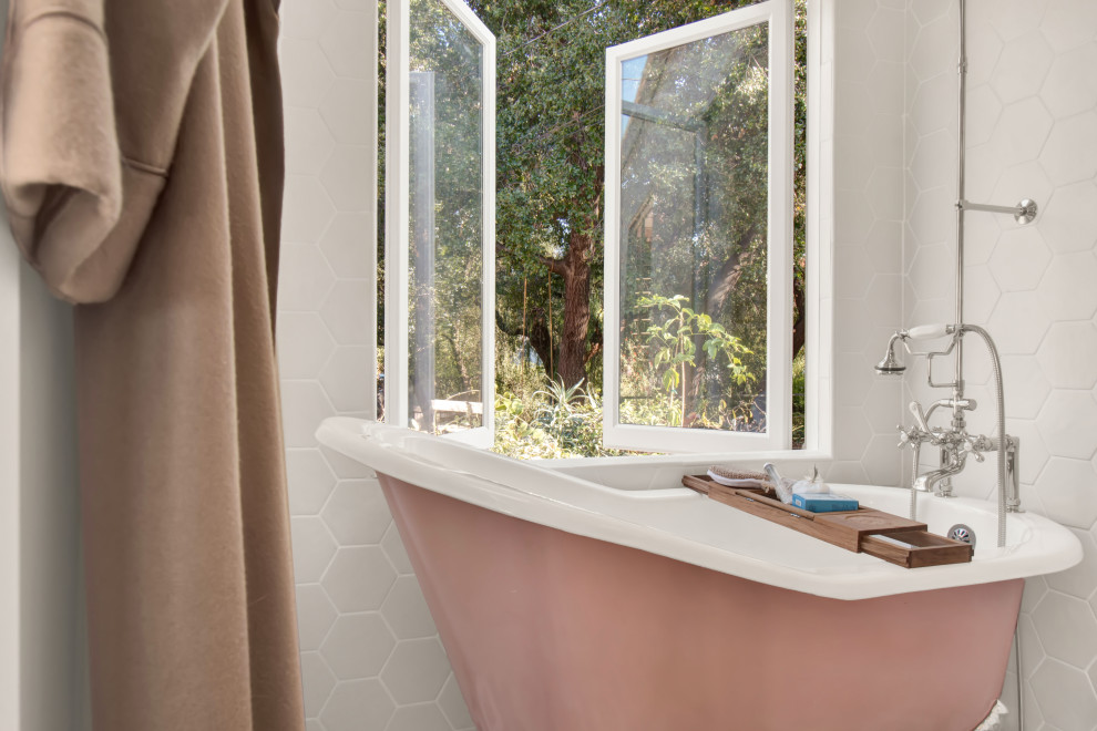 Пример оригинального дизайна: большая главная ванная комната в стиле шебби-шик с фасадами островного типа, белыми фасадами, ванной на ножках, открытым душем, унитазом-моноблоком, розовой плиткой, керамической плиткой, белыми стенами, полом из цементной плитки, врезной раковиной, мраморной столешницей, разноцветным полом, шторкой для ванной и белой столешницей
