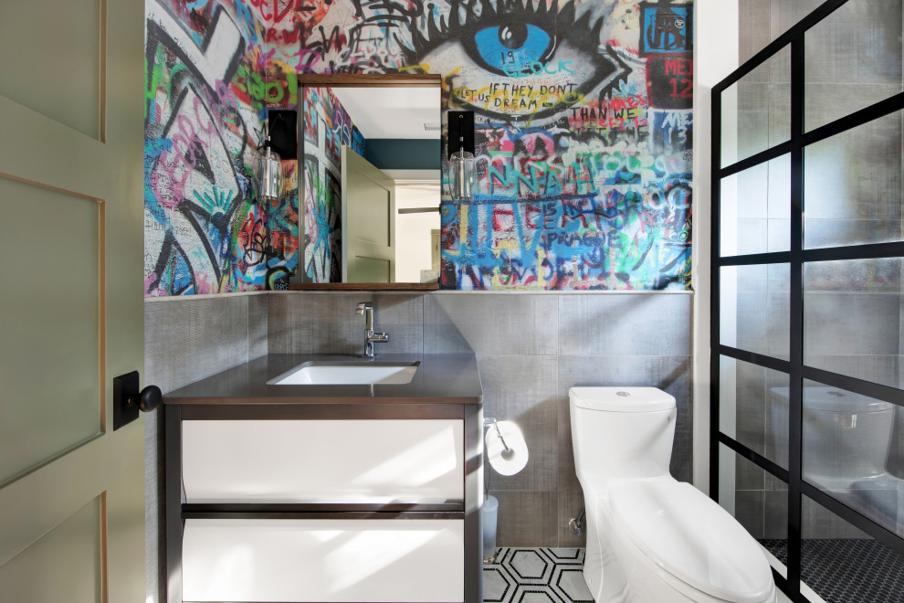 Пример оригинального дизайна: маленькая ванная комната в стиле модернизм с фасадами островного типа, черными фасадами, раздельным унитазом, серой плиткой, керамической плиткой, разноцветными стенами, мраморным полом, душевой кабиной, врезной раковиной, столешницей из известняка, белым полом, душем с распашными дверями и серой столешницей для на участке и в саду
