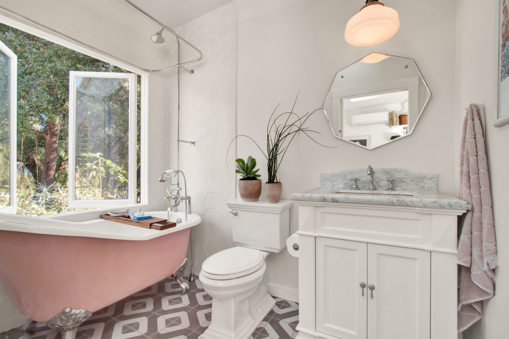 Стильный дизайн: маленькая ванная комната в стиле неоклассика (современная классика) с фасадами с утопленной филенкой, белыми фасадами, ванной на ножках, душем над ванной, белой плиткой, белыми стенами, врезной раковиной, серым полом, шторкой для ванной, серой столешницей, тумбой под одну раковину и встроенной тумбой для на участке и в саду - последний тренд