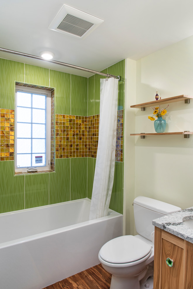 Стильный дизайн: маленькая детская ванная комната в морском стиле с фасадами в стиле шейкер, бежевыми фасадами, ванной в нише, душем над ванной, унитазом-моноблоком, желтой плиткой, стеклянной плиткой, желтыми стенами, паркетным полом среднего тона, монолитной раковиной, столешницей из кварцита, коричневым полом, шторкой для ванной и серой столешницей для на участке и в саду - последний тренд