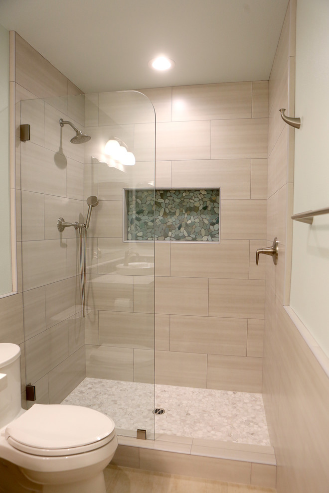 Exempel på ett mellanstort modernt badrum, med släta luckor, skåp i ljust trä, en toalettstol med hel cisternkåpa, porslinskakel, blå väggar, klinkergolv i porslin och bänkskiva i kvarts