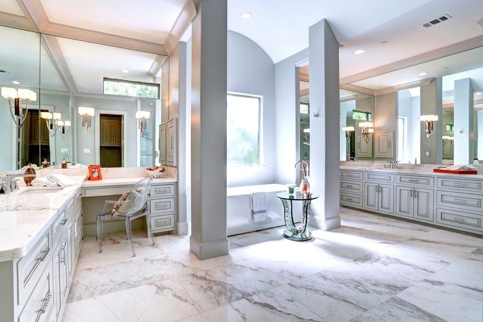 Пример оригинального дизайна: главная ванная комната среднего размера в современном стиле с фасадами островного типа, искусственно-состаренными фасадами, отдельно стоящей ванной, открытым душем, белой плиткой, мраморной плиткой, серыми стенами, мраморным полом, врезной раковиной, мраморной столешницей, белым полом, душем с распашными дверями и белой столешницей