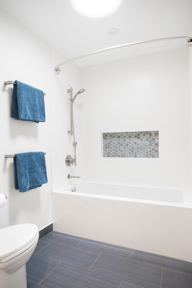 Стильный дизайн: детская ванная комната среднего размера в современном стиле с фасадами в стиле шейкер, белыми фасадами, ванной в нише, душем над ванной, белой плиткой, керамической плиткой, полом из керамической плитки, столешницей из кварцита, серым полом, шторкой для ванной, белой столешницей, тумбой под две раковины и встроенной тумбой - последний тренд